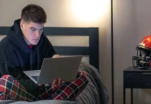 Qué significa que una persona decida quedarse en casa a pesar de tener planes con amigos, según la psicología (+ Detalles)