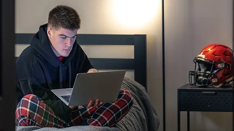 Qué significa que una persona decida quedarse en casa a pesar de tener planes con amigos, según la psicología (+ Detalles)