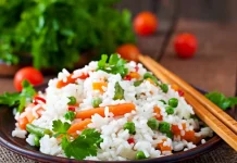 Añadirle un toque de vinagre al arroz: este es el secreto mejor guardado de los chefs