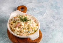 Come ensalada rusa sin engordar: no lleva mayonesa y te aporta pocas calorías