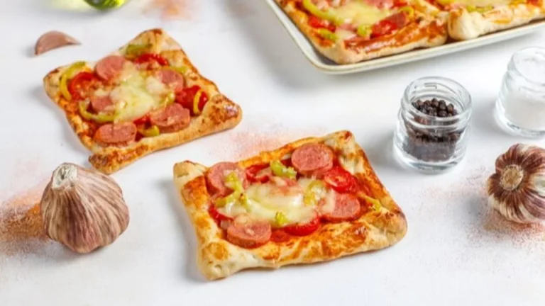 ¡Una cena diferente! Aprende cómo elaborar una irresistible pizza sobre tostadas de pan