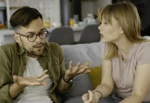 Un experto en emociones dictaminó cuáles son las charlas que evitan tener las personas inteligentes (+ Detalles)