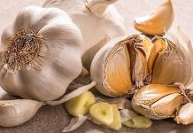 ¿Tiras las cáscaras de ajo? Descubre por qué podrías estar desechando un tesoro para el hogar y la salud