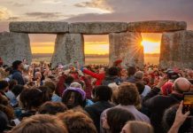 Miles de personas celebran solsticio de verano en Stonehenge bajo intensa ola de calor