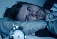 Dormir suficiente y en horarios adecuados no es solo un tema de descanso: Irse a dormir después de las 12:00am afecta la salud mental (+ Detalles)