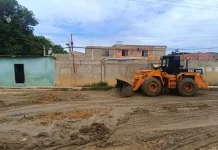 Brigadas ejecutan limpieza de calles en Cumaná tras deslavë del cerro Pan de Azúcar