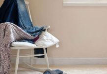 Conoce qué significa acumular ropa en una silla, según la psicología (+ Detalles)