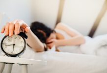 Pospones la alarma sabiendo que te vas a arrepentir, no se trata de fuerza de voluntad, según el especialista (+ Detalles)