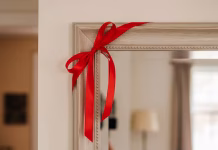 El misteriøso poder de la cinta roja en los espejos: el ritüal del Feng Shui que busca proteger y armonizar tu hogar