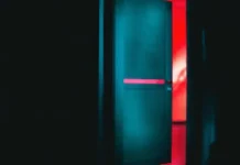 Dormir con la puerta abierta: el significado psicológico de este hábito cotidiano (+ Detalles)