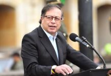 Petro desâta polémïca en Medellín al subir a la tarima a jefes crimïnålës como “voceros de paz”