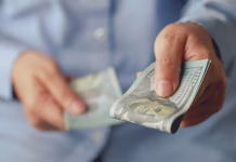 Cuando ayudar duëlę en el bolsillo: lo que nadie te cuenta sobre prestar dinero a familiares o amigos