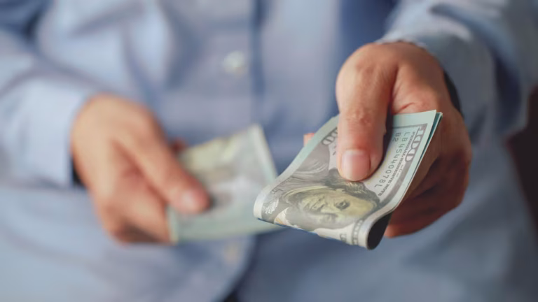 Cuando ayudar duëlę en el bolsillo: lo que nadie te cuenta sobre prestar dinero a familiares o amigos