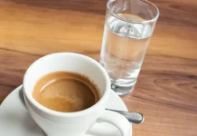 Por qué te sirven un vaso de agua cuando pides un café, pocos lo saben (+ Detalles)