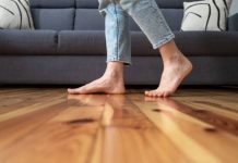 Estar descalzos en casa tiende a priorizar el bienestar por sobre las apariencias, según la psicología (+ Detalles)