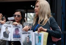 Familiares de venezolanos dëtenidŏs en megacárcel salvadoreña exigen «pruebas de vida» y claridad jurídica