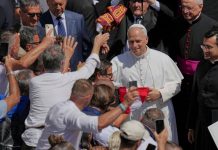 Lanzan un objeto a la cabeza del papa León XIV: el hecho casi causa la caída de su solideo
