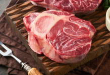 Expertos advierten sobre peligrös de la tendencia viral de comer carne cruda en redes sociales