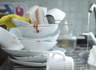 Más allá del descuido: Lo que revela dejar los platos sucios en el fregadero