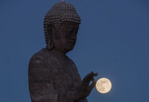La Luna en manos de Buda: La fotografía viral que deslumbra las redes sociales