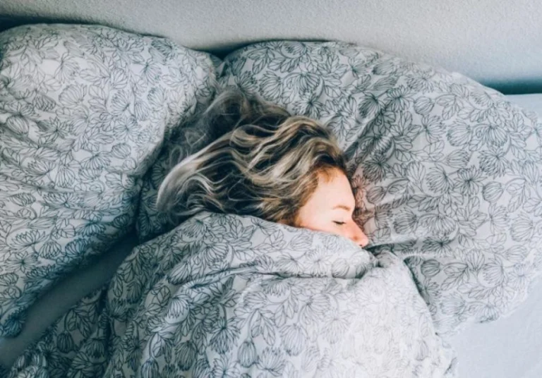 Dormir en un ambiente frío podría impulsar el metabolismo y mejorar el descanso