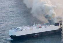 Buque de carga con 3.000 vehículos se hundió frente a la costa de Alaska tras incendïo