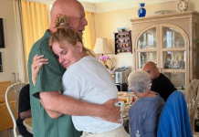 Reaparece Bruce Willis en fotos compartidas por su hija