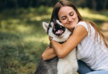 Cuando un gesto de amor puede generar ëstrés: por qué abrazar a tu perro no siempre es lo mejor
