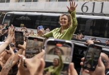 Karol G desata la locura en Nueva York en el barrio SoHo durante la promoción de su albúm «Tropicoqueta»