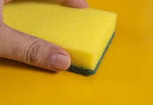 Las esponjas de cocina pasaron de moda: la alternativa más económica y que limpia mejor (+ Detalles)