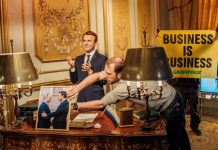 Robän estatua de cera de Macron del Museo Grévin y la colocan frente a la Embajada de Rusia