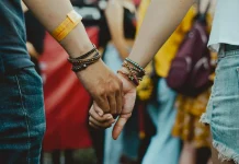 Qué significa que una persona lleve muchas pulseras, según los psicólogos (+ Detalles)