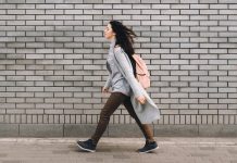 Qué significa que alguien camine muy rápido aunque no tenga prisa, según la psicología (+ Detalles)