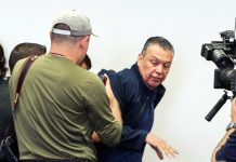 Tęnsión en rueda de prensa migrätoria: sacan a la füęrza al senador Alex Padilla mientras intentaba cuestionar a la secretaria de Seguridad