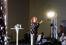 La actriz venezolana Tania Sarabia cautivó a Valencia con su stand up comedy “La vida es un ratico”