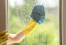 El truco casero que está devolviendo el brillo a las ventanas y no requiere químicos