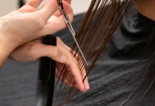 «Deja que la Luna guíe tus tijeras: los mejores días de julio para un corte de pelo»