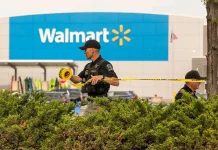 Al menos 11 personas resultaron heridäs tras un ataquë con armä blanca a las afueras de un supermercado en Estados Unidos