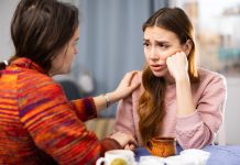 Qué significa que una persona responda siempre con frases cortas, según la psicología (+ Detalles)