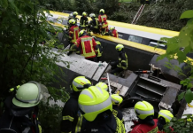 Al menos tres muertös y 34 heridös dejó el descarrilamiento de un tren de pasajeros en Alemania