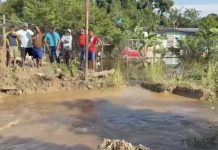 Perforan vialidad en Puerto Nutrias con el fin de acelerar drenaje tras fuertes inundaciones