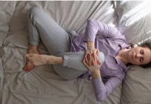 Sueño interrumpido por calambres: señales de deshidratación y qué comer (+ Detalles)