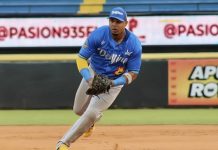 Delfines blanquea a Marineros en juego recortado por lluvia y sigue firme en la postemporada