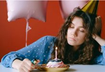 Por qué algunas personas odian festejar su cumpleaños, según la psicología (+ Detalles)