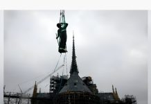 Notre-Dame recupera su silueta histórica: las estatuas de la aguja vuelven a lo alto de París (+ Detalles)