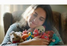 Qué significa conservar tus juguetes de la infancia siendo adulto, según la psicología (+ Detalles)
