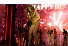 Jennifer López süfre un percance con su falda y termina en ropa interior en un concierto (+ Detalles)