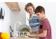 Colaborar en las tareas del hogar puede fortalecer el desarrollo emocional de los nïños, según Harvard (+ Detalles)