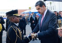 Maduro entregó sables de honor a los tenientes y tenientes de corbeta que ocuparon primeros lugares en sus respectivas academias militares (+ Detalles)