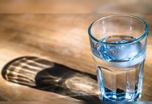 ¡No es lo mismo un «vaso de agua» que un «vaso con agua»! La explicación de La Profe Mónica que revoluciona las redes